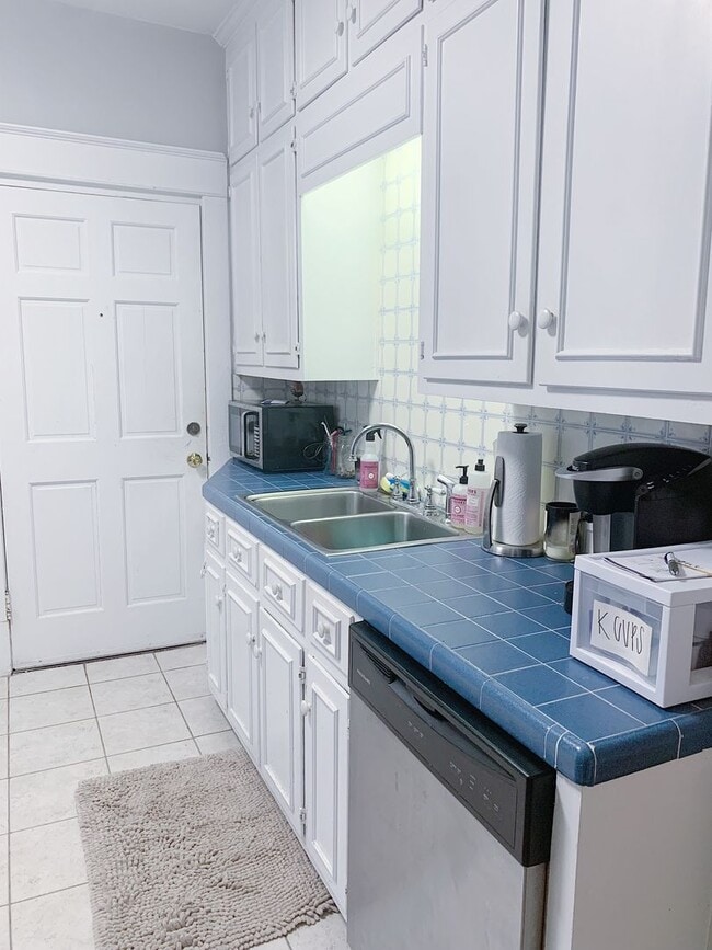 Building Photo - Beautiful 2 Bedroom home one block from ECU!