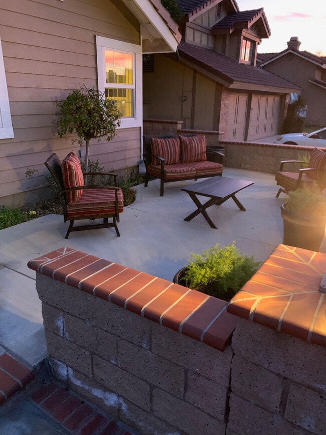 Building Photo - Day Lily Duplex
