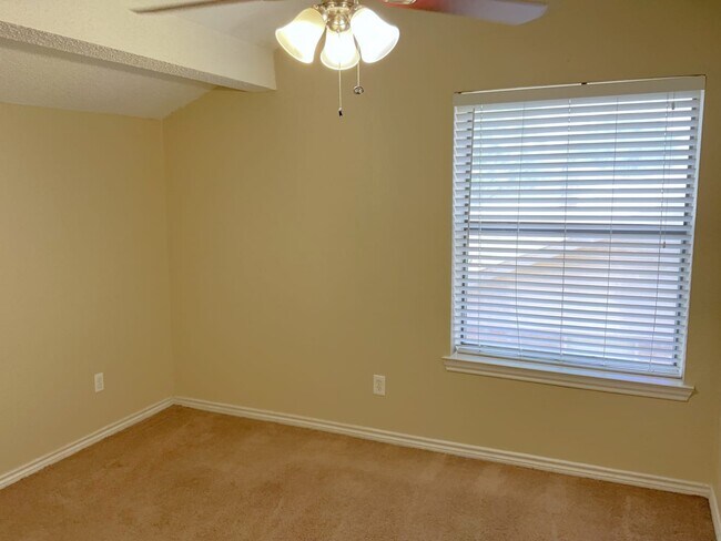 Building Photo - 2117 Belmont Park Dr