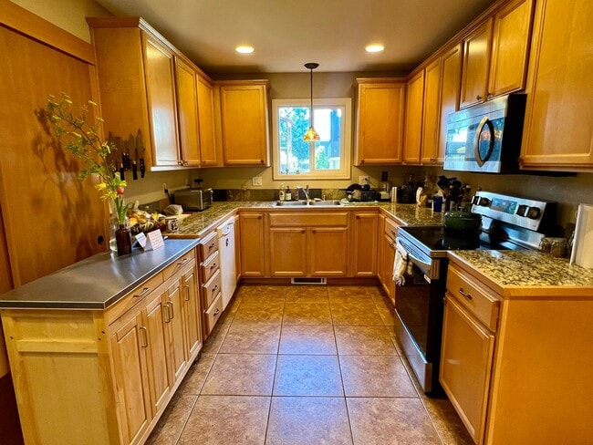 Building Photo - Haller Lake Home