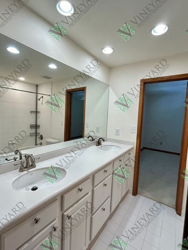 Building Photo - 115 Nesbit Ferry Pl
