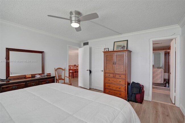 Building Photo - 9410 N Hollybrook Lake Dr