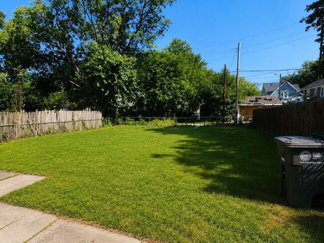 Building Photo - Fully updated like new inside! Central Air! Convenient location!