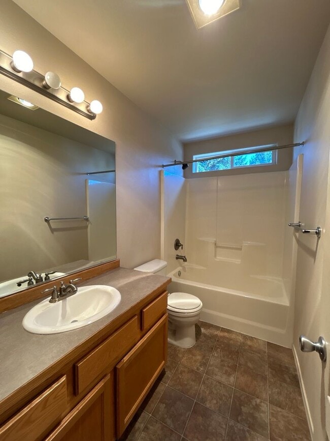 Building Photo - 3 Bedroom Townhouse in The Pines at Pilot ...