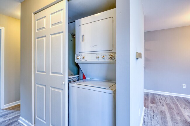Building Photo - 2 bedroom 1 bath condo - Hampstead