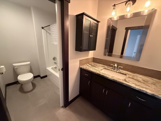 Building Photo - 5475 Vermeer Ln