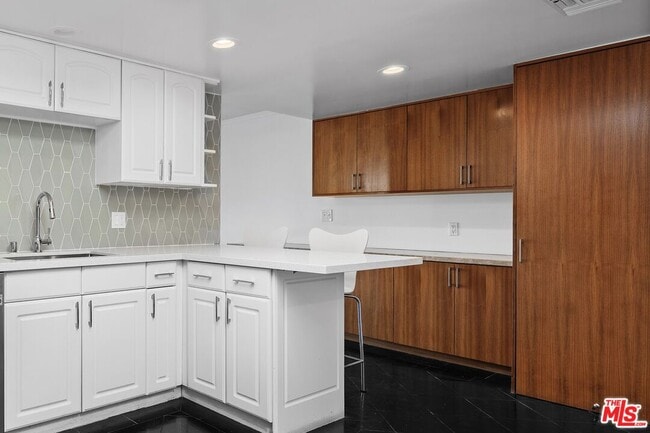 Building Photo - 2843 Lambert Dr