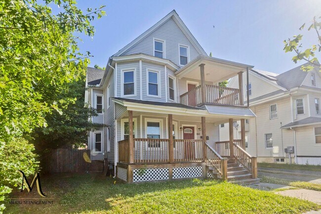 Building Photo - Single Family Home just minutes away from E. Longmeadow!
