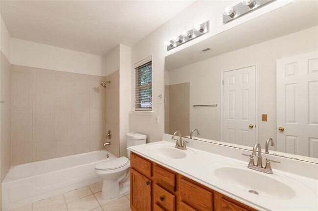 Building Photo - 13806 Greinert Dr