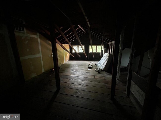 Building Photo - 303 Kenny St