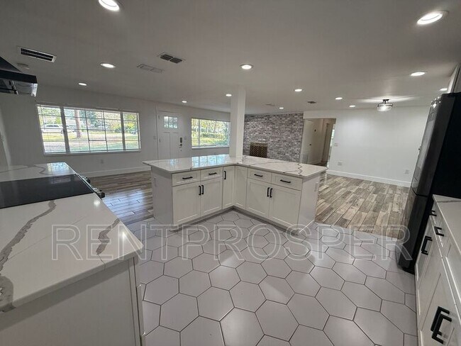 Building Photo - 1130 W Lake Brantley Rd