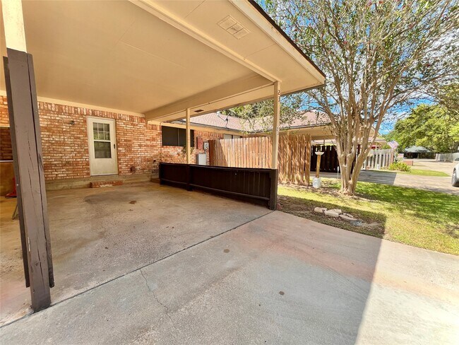 Building Photo - 2100 Austin St