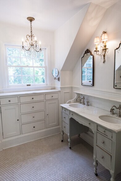 Building Photo - 3915 Benedict Canyon Dr