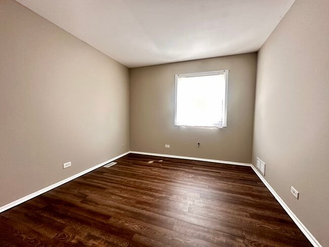 Building Photo - 1401 N Glen Cir