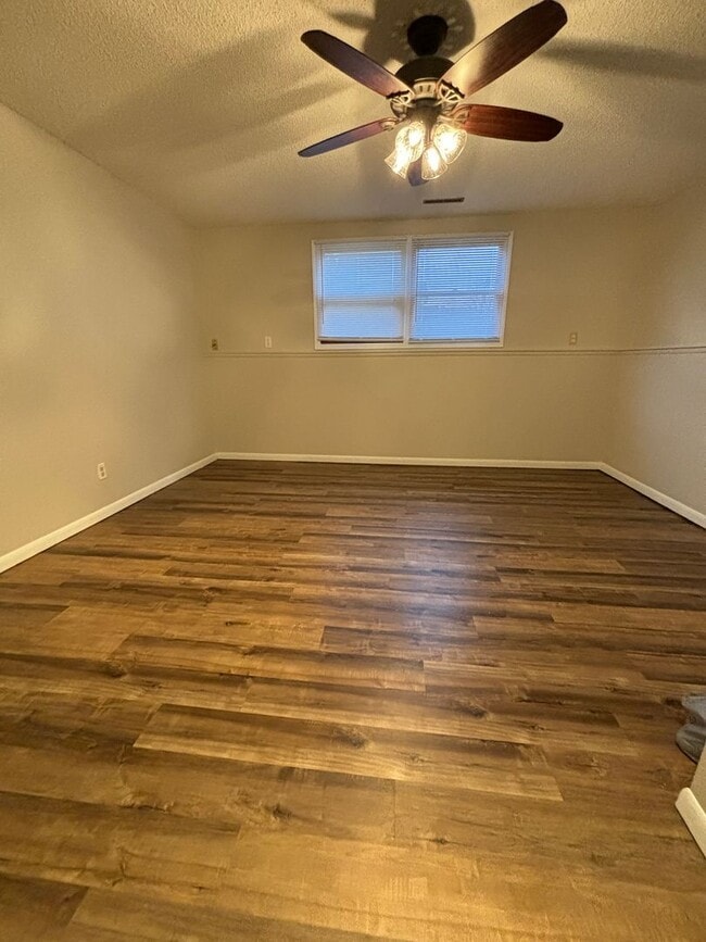 Building Photo - 2 Bedroom duplex in desirable Waterloo neighborhood!!