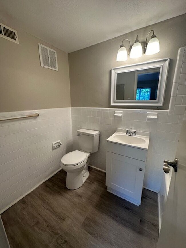 Building Photo - Riverside