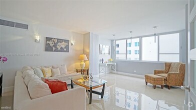 Building Photo - 2 br, 1 bath Condo - 5005 Collins Ave Apt 922