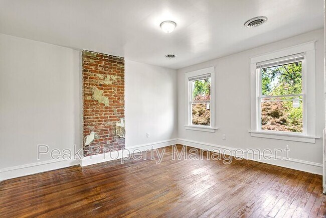Building Photo - 1304 Bainbridge St