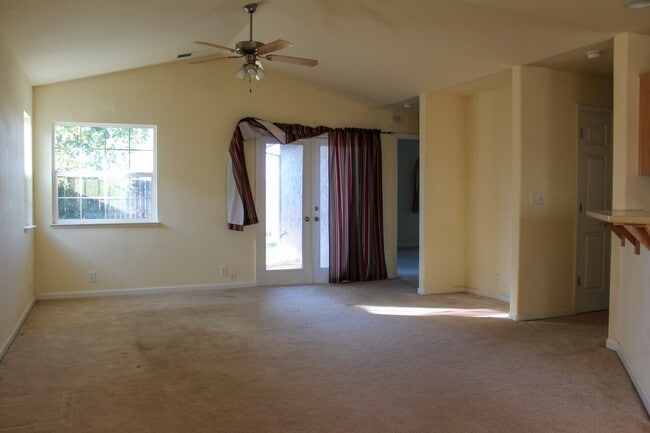 Building Photo - 3 Bedroom, 2 Bath With Appliances