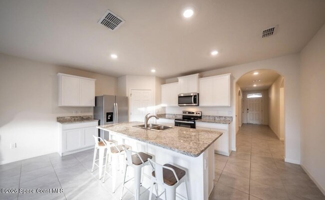 Building Photo - 487 Old Country