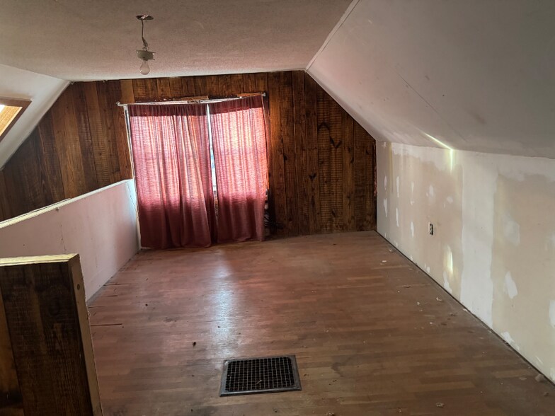 Building Photo - 112 S B St