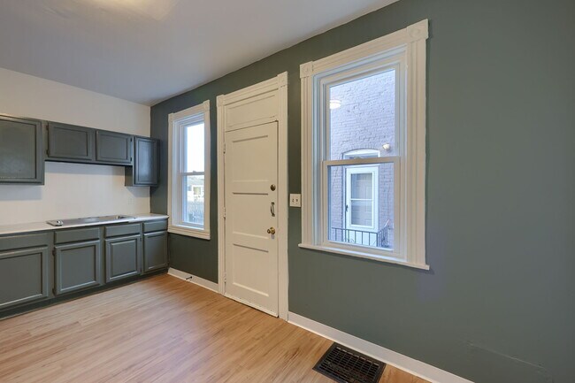 Building Photo - 227 S Ann St