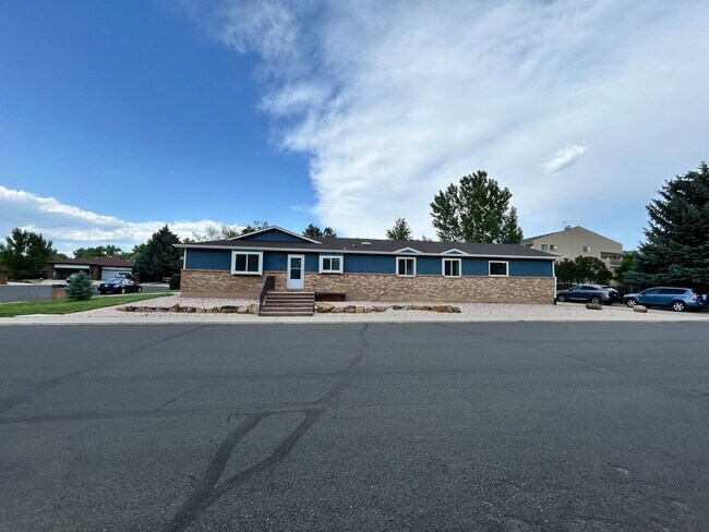 Building Photo - Spacious 3BR Duplex w/ Garage, Workshop, L...