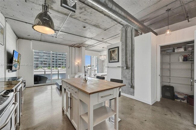 Building Photo - 444 NE 30th St