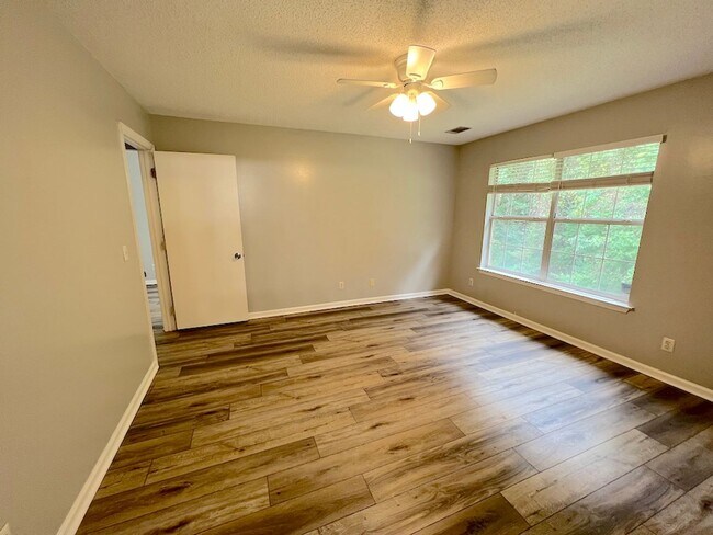 Building Photo - 3 BED | 2 BATH | NEWLY RENOVATED