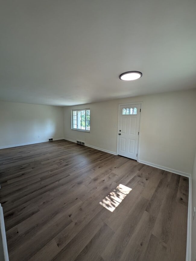 Building Photo - Newly Renovated 3Bd/2Bath Home with Bonus Room -- Available NOW!