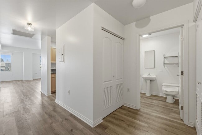 Building Photo - 2-bed, 2-bath condo in secure building with private laundry and city views