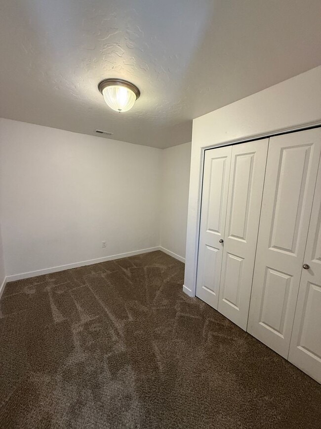 Building Photo - Available Now- Beautiful Nampa Townhome