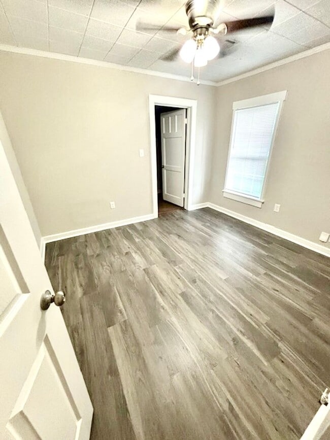 Building Photo - 1014 Cherry--Move In Ready!