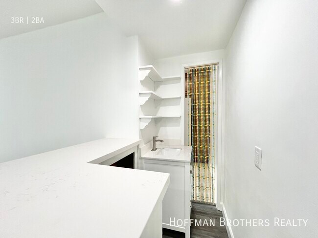 Building Photo - 1028 S Sherbourne Dr