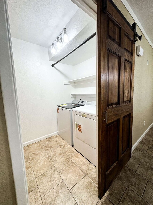 Building Photo - "Newly Updated 3-Bedroom Duplex with 2 Ful...