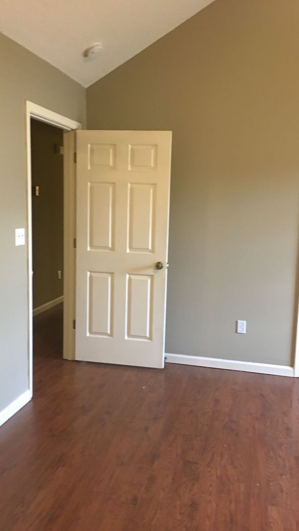 Building Photo - Eagle Point