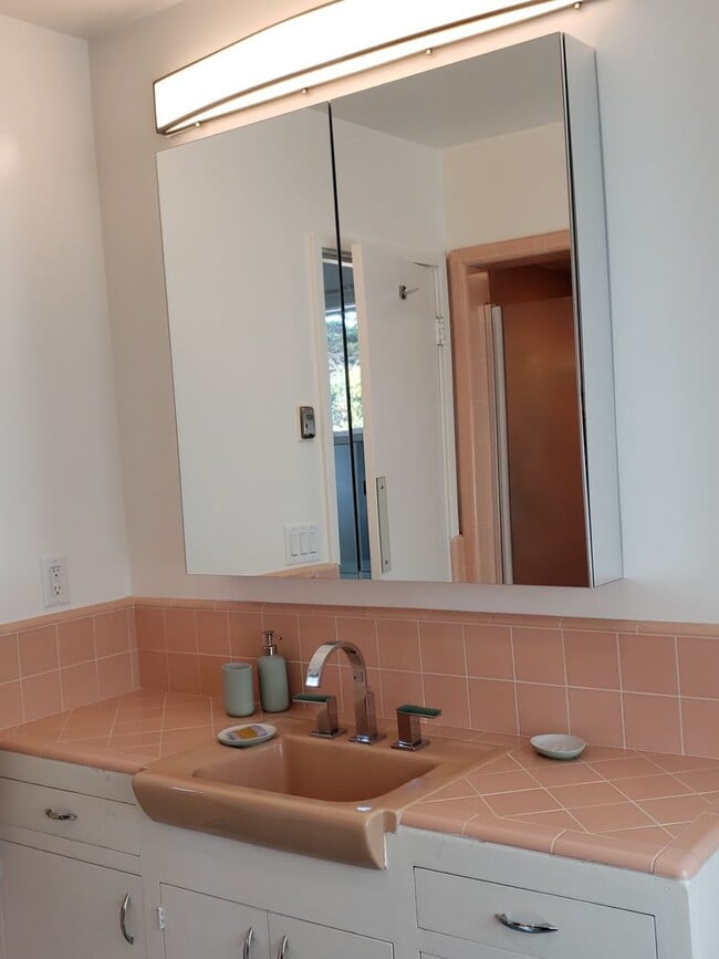 Building Photo - Hatton Fields Retreat with Guest Suite and...