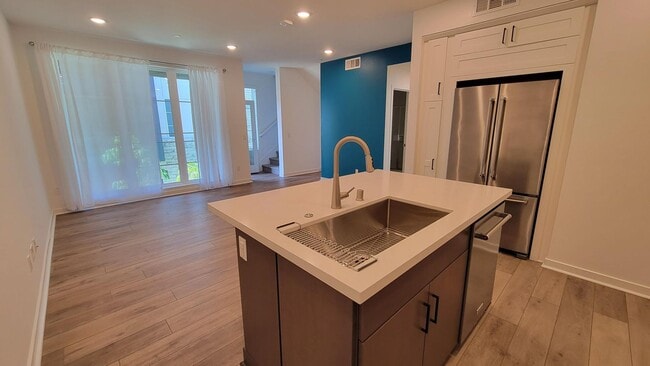 Building Photo - Updated and Luxurious Gorgeous 3 Bedroom T...