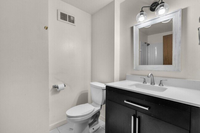 Building Photo - Quiet 3 Bedroom 2 Bathroom House