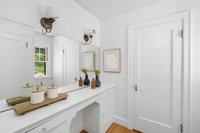 Building Photo - Amazing Nob-Hill Estate with impeccable fi...