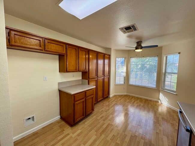 Building Photo - Spacious 3BD/2BA Home with 2-Car Garage in Desirable Antelope