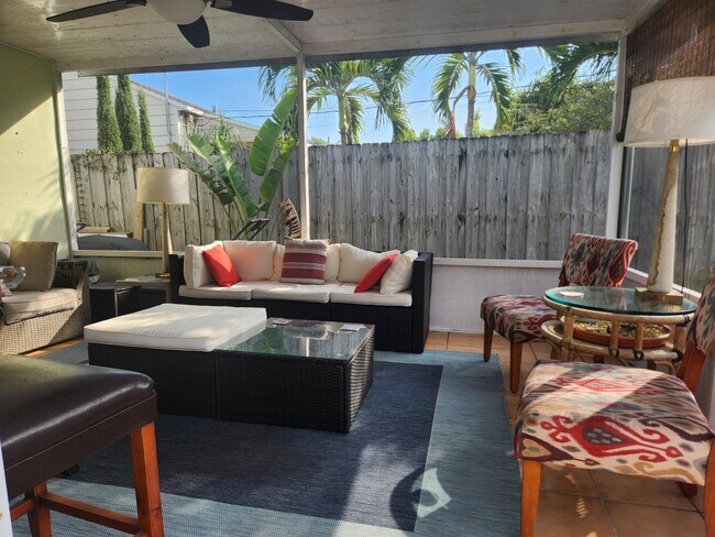 Building Photo - 1219 N M St