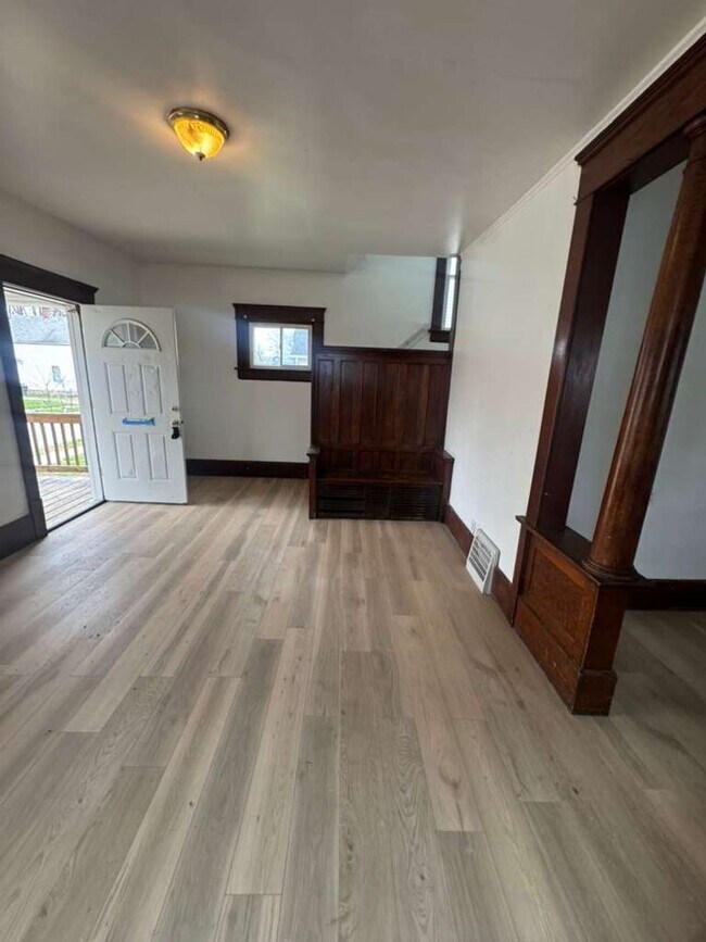 Building Photo - 4 bed 1 bath house