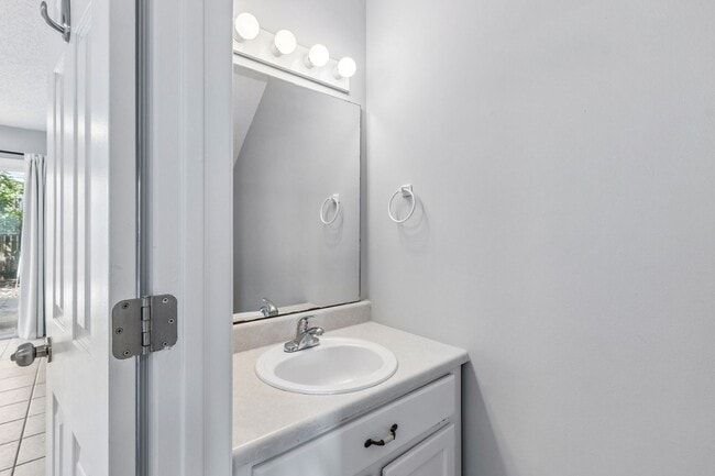 Building Photo - Adorable Beach Townhouse Close to Downtown