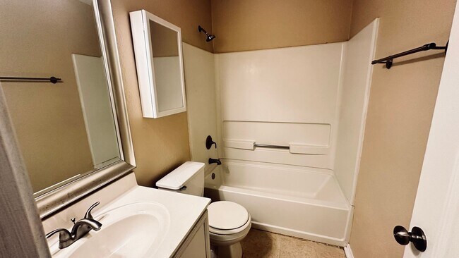 Building Photo - 5 Bedroom Home in Dover Subdivision!