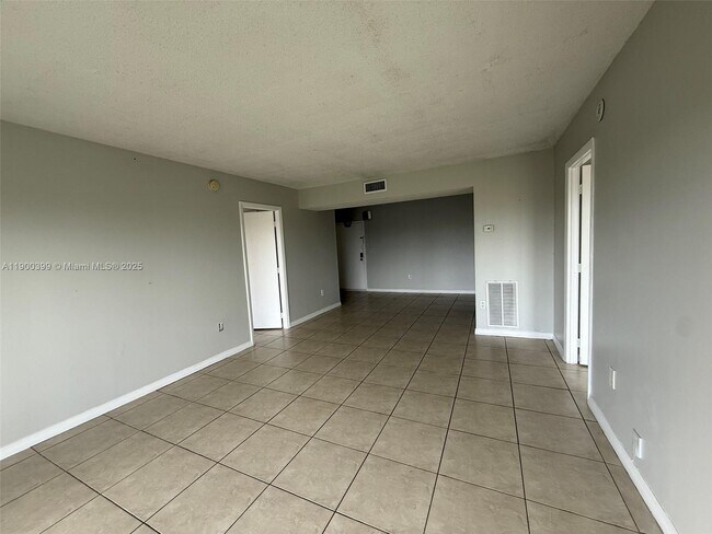 Building Photo - 4174 Inverrary Dr