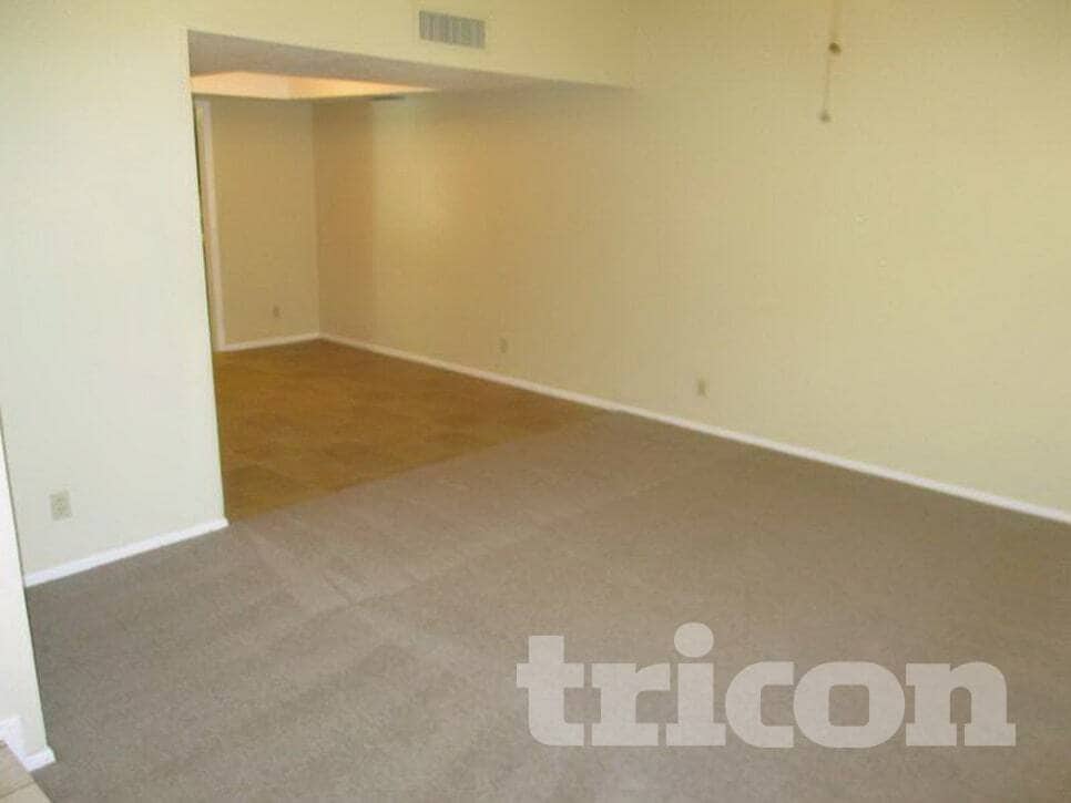 Building Photo - 4323 W Poinsettia Dr