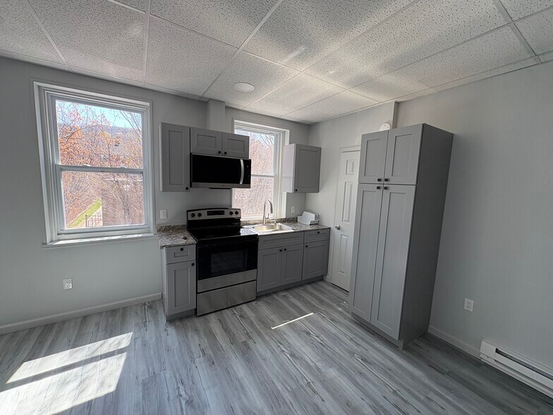 Building Photo - 25 E 4th St