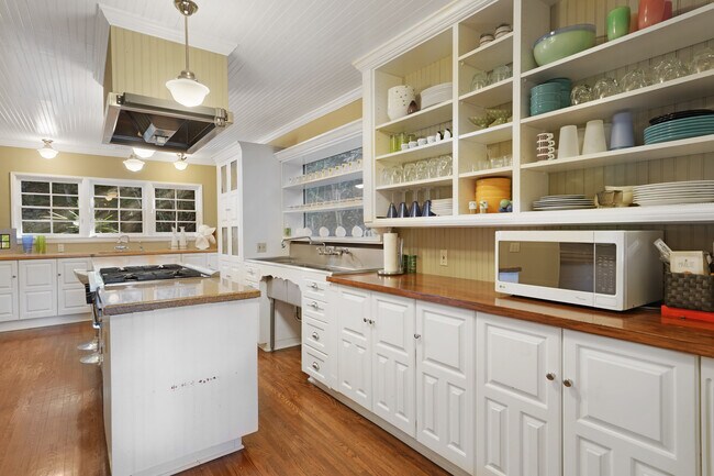 Kitchen - 1522 Forest Knoll Dr