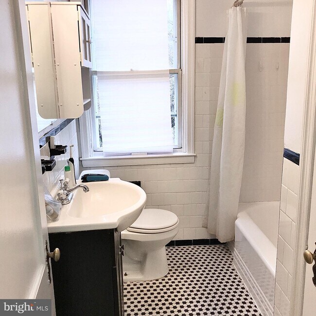 Building Photo - 121 Nunnery Ln